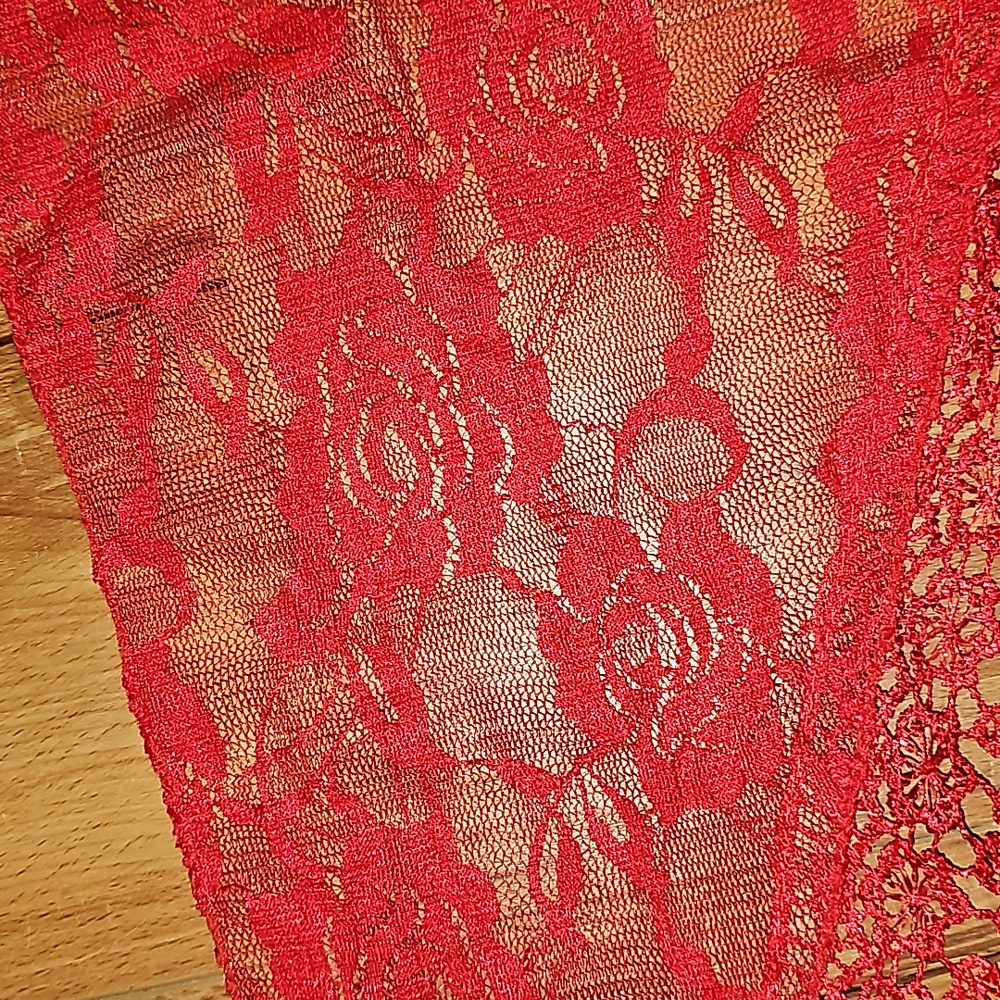 Red Lace Triangular Scarf - Picture 5 of 6